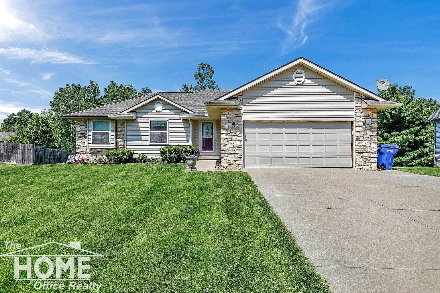 677 Hillside Dr photo 1