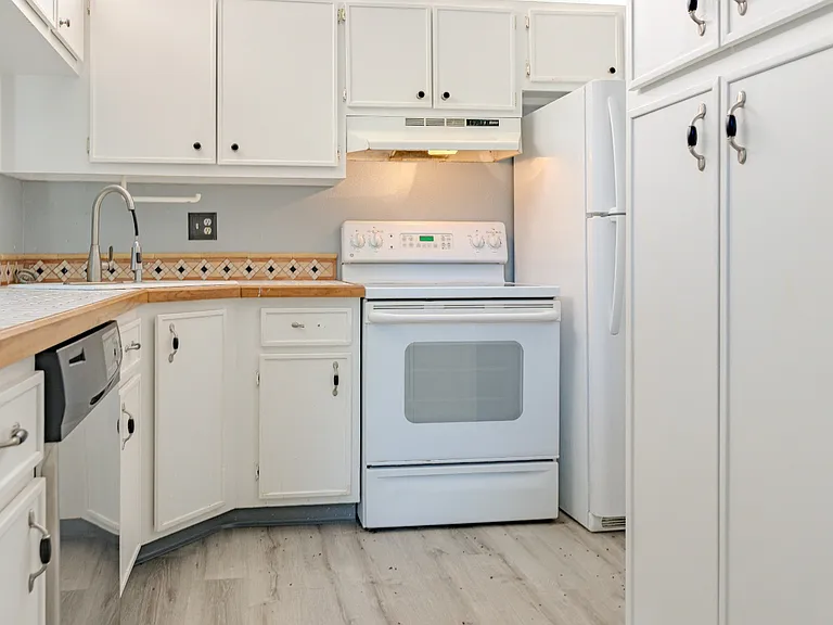 8215 Sun Spring Cir #23 — Photo 9