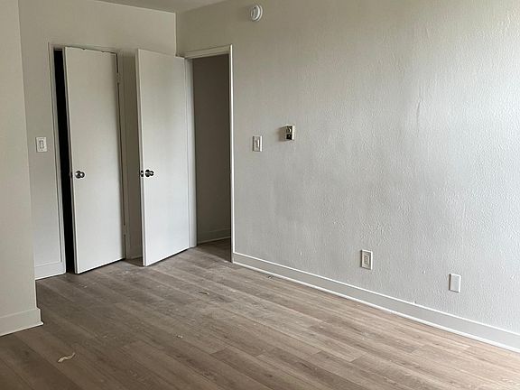 4th image of 4949 Tyrone Ave #5A