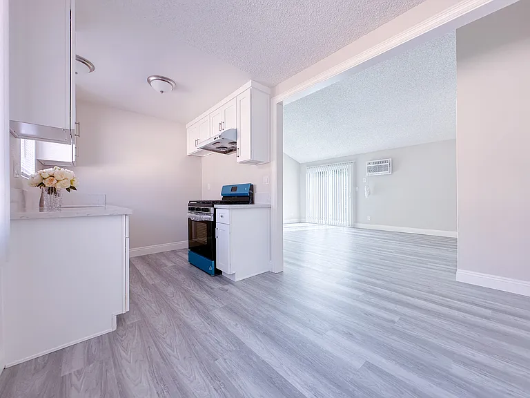831 S Greenwood Ave #11 — Photo 4