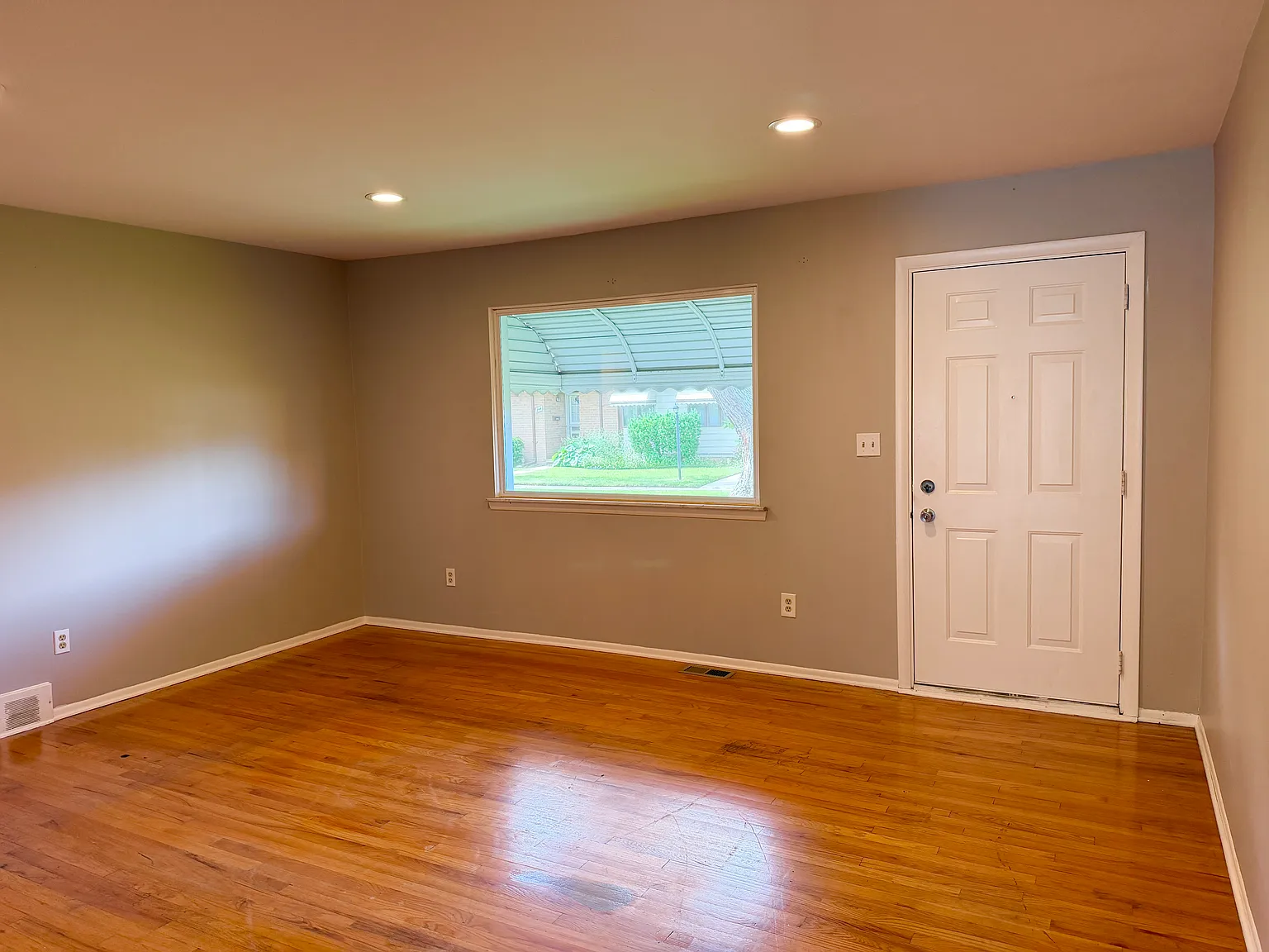 2 bed, 900 sqft, $1,550 — Photo 3