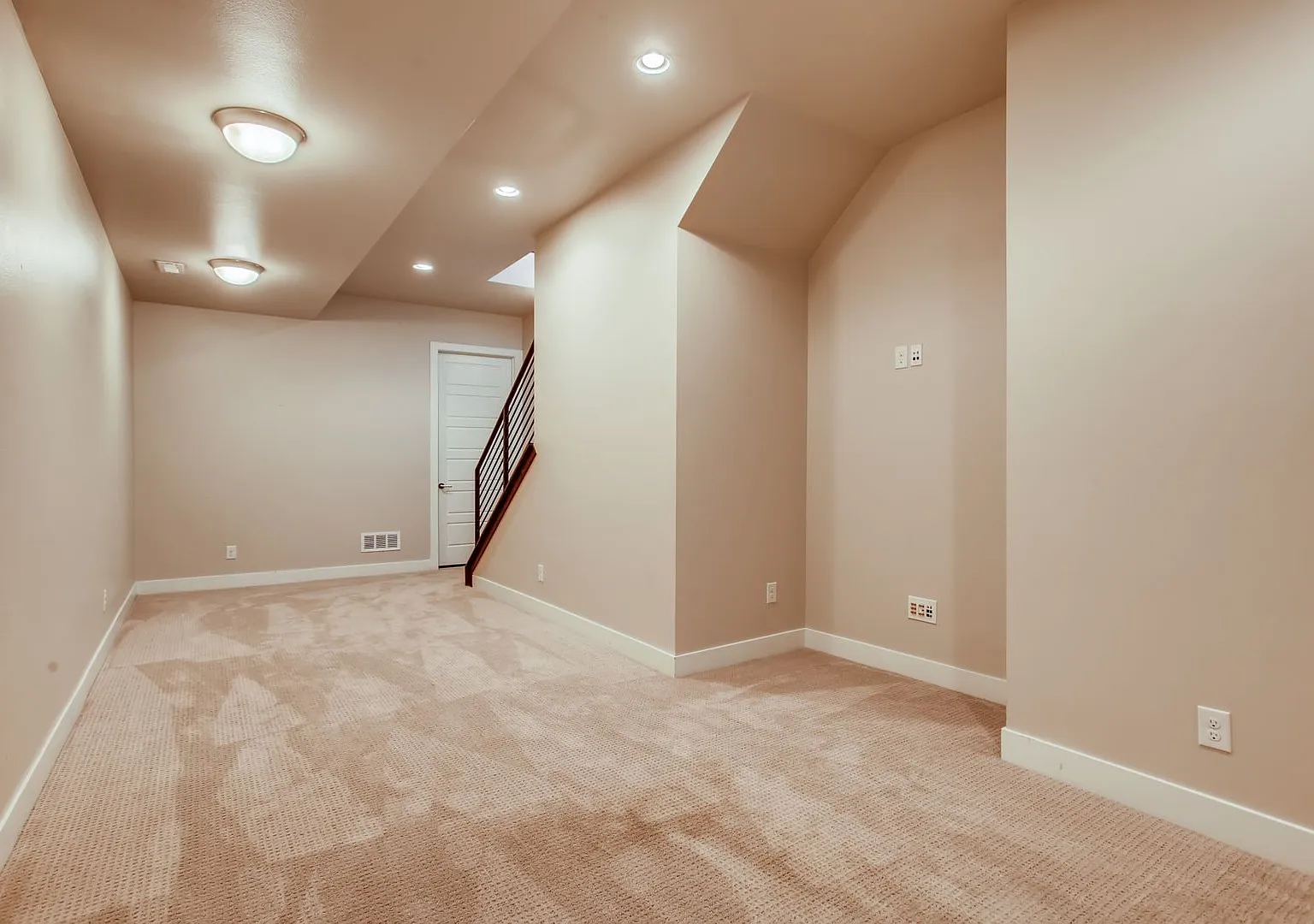High Street Townhomes 3 bedroom unit with detached Garage and Yard — Photo 4