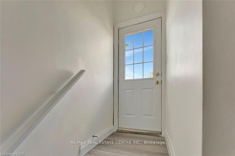 Kitchener House for rent - 2 Bedrooms — photo 2