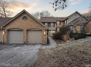 4561 Golf View Dr, Brighton, MI 48116