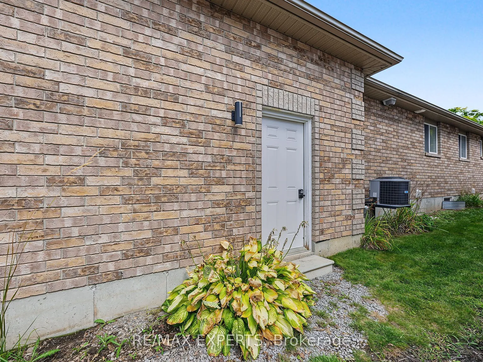 3 bed, $2,100 — Photo 2