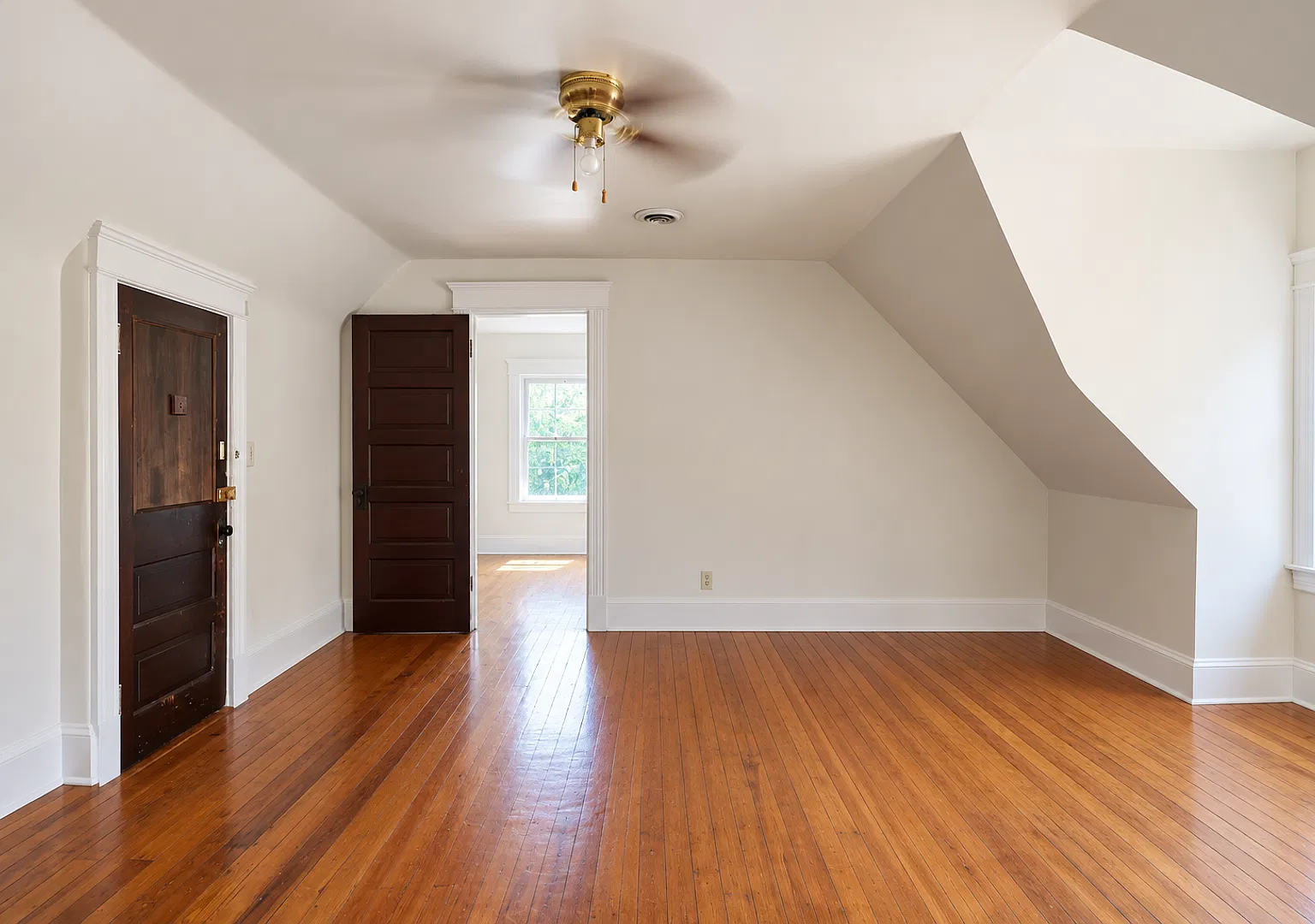 2063 Sherwood Ave — Photo 3
