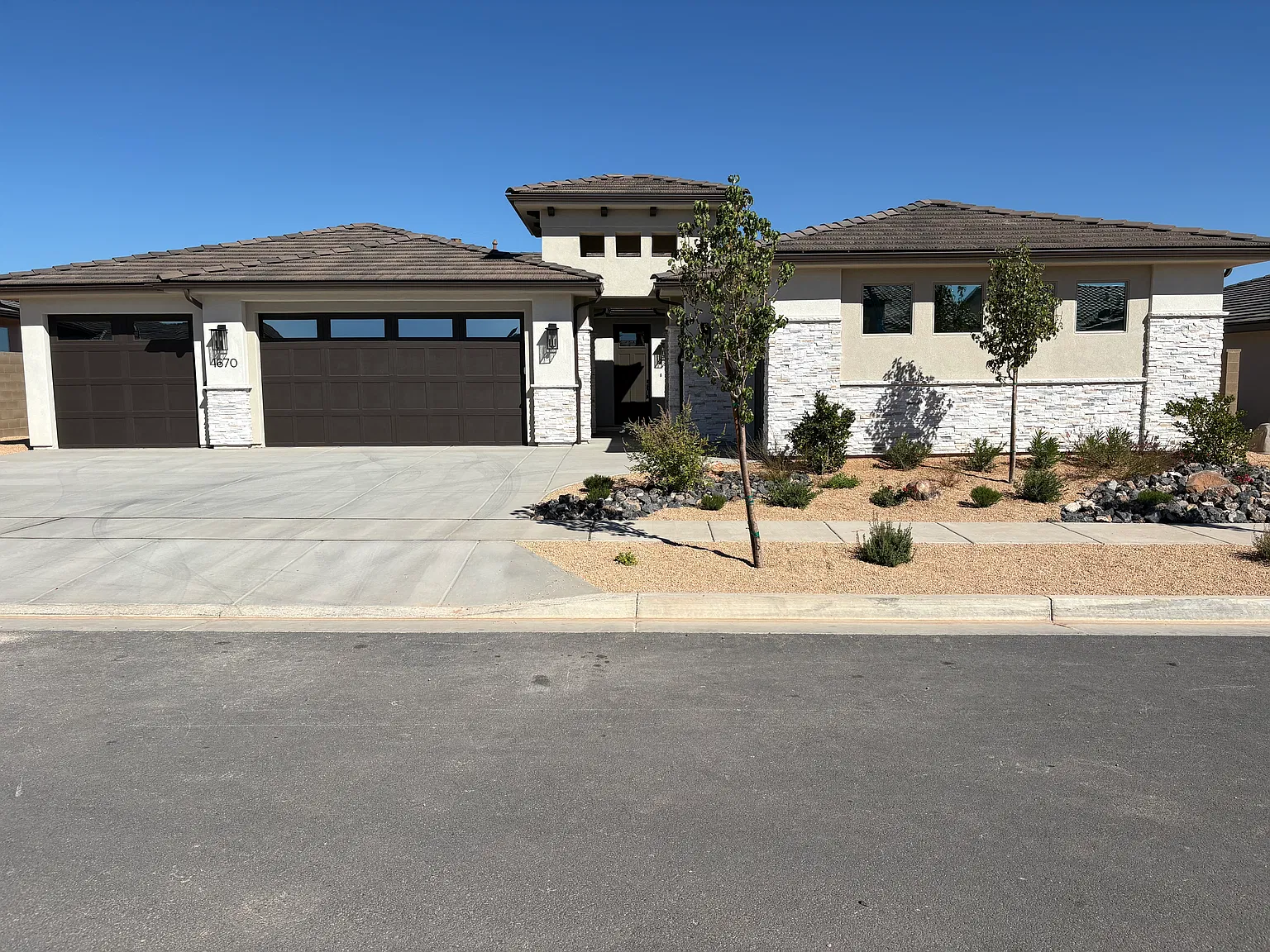 4 bed, 2560 sqft, $6,500 — Photo 1