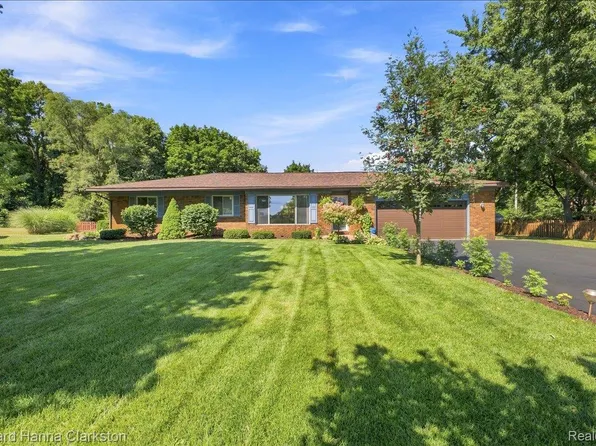 5029 Bronco Dr, Clarkston, MI 48346
