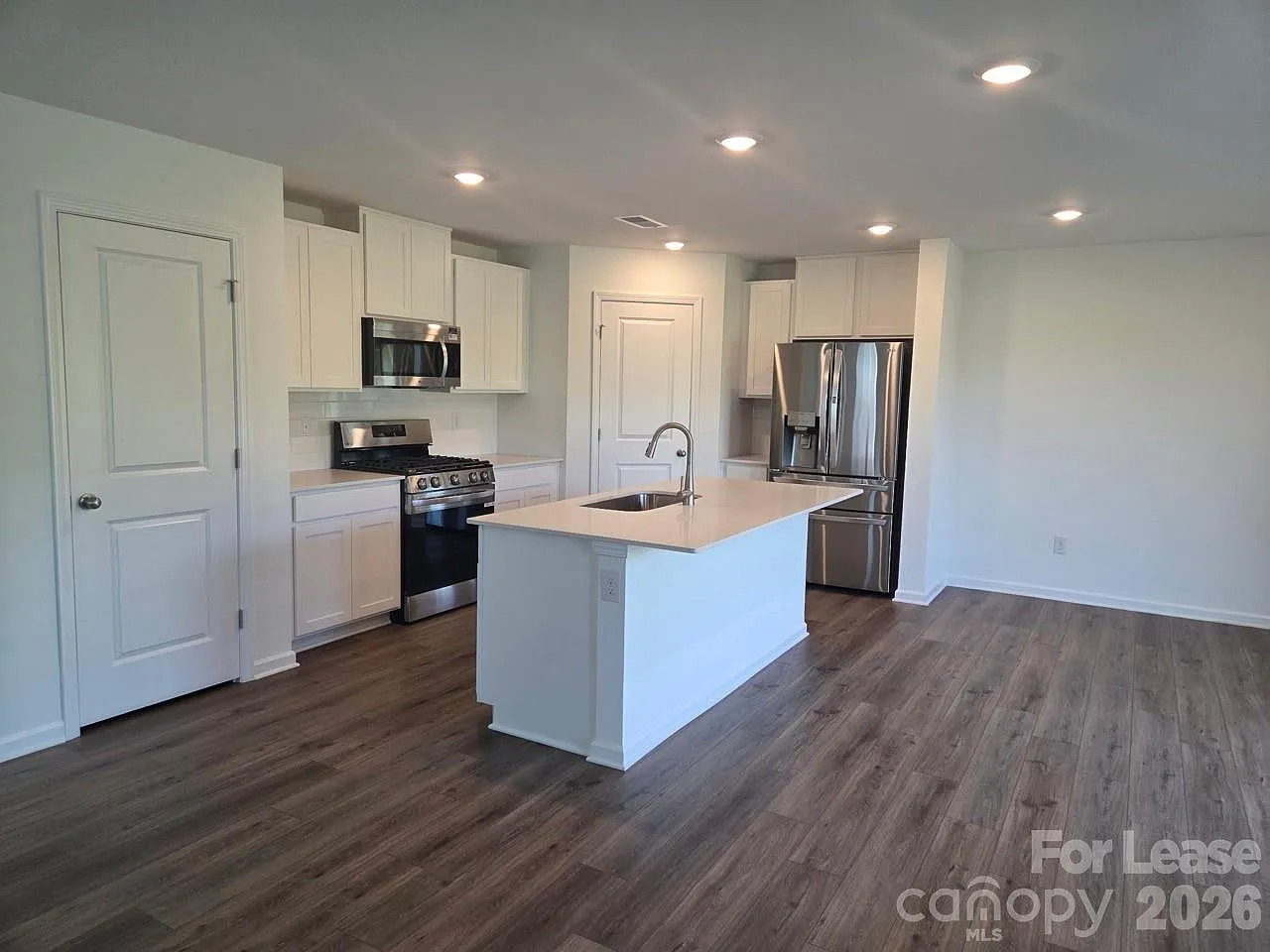 4 bed, 2.5 bath, 1956 sqft, $2,000 — Photo 4