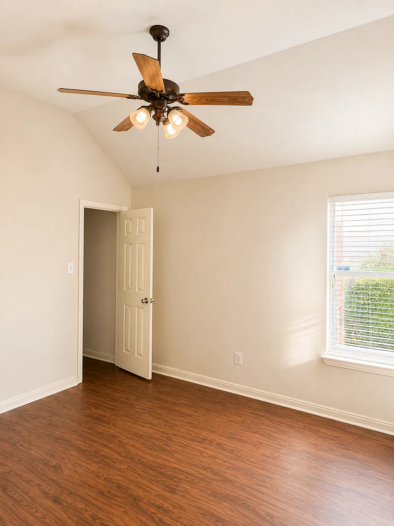 Spacious Living Meets Everyday Comfort in Sought-After Sunset Pointe! — Photo 4