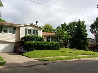 3214 Windsor Dr, Bettendorf, IA