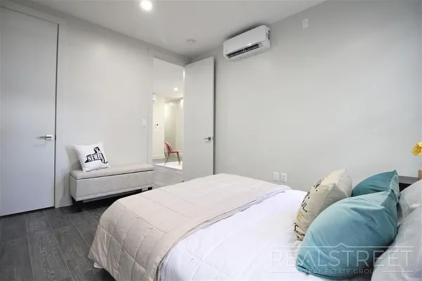 Rented by Real Street Inc | media 7