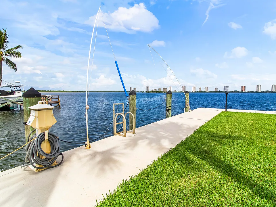 1045 Lake Shore Dr #105