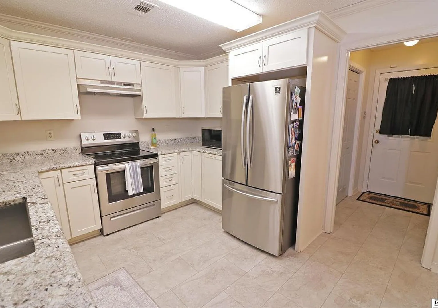 Great Townhouse in a Convenient Location! — Photo 4