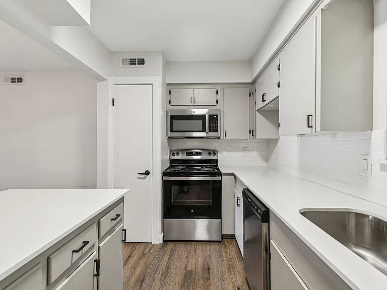 Colony House — Photo 43