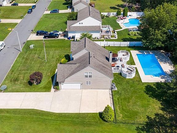 3rd image of 11 James Dr