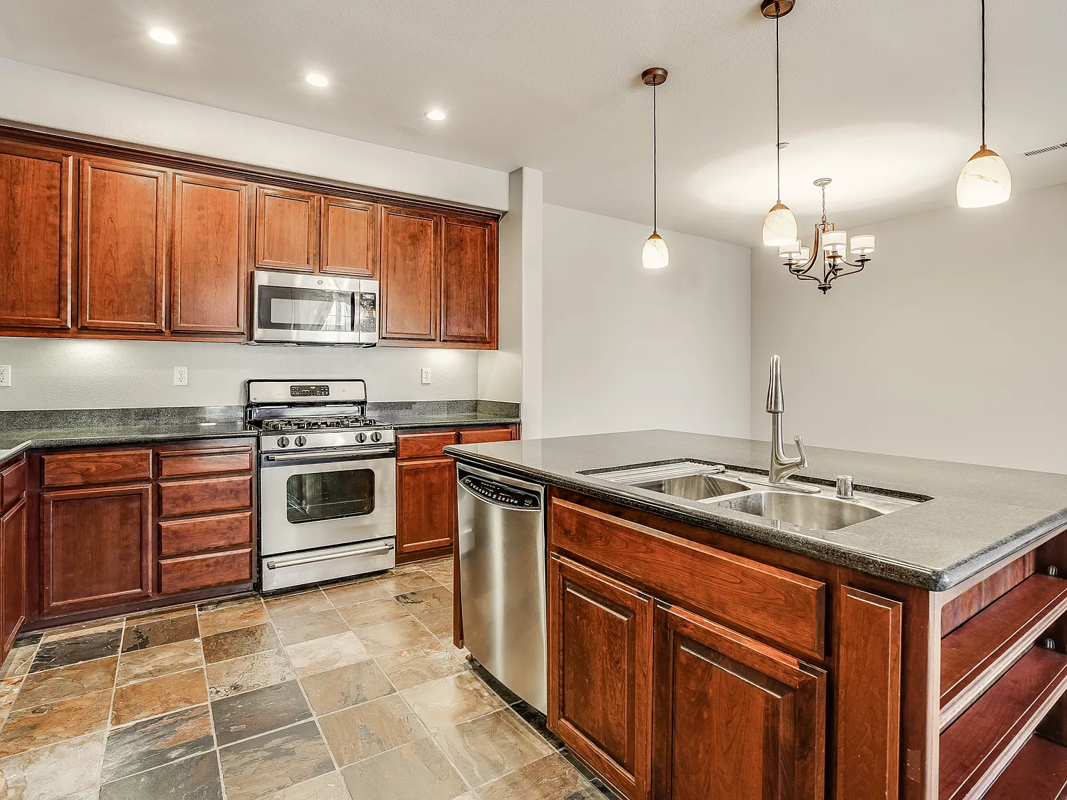 3 bed, 1548 sqft, $3,700 — Photo 4