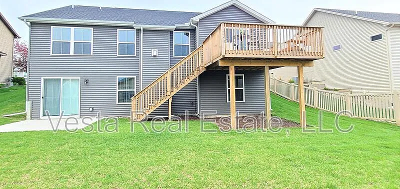 4 bed, 3.0 bath, 1570 sqft — Photo 2
