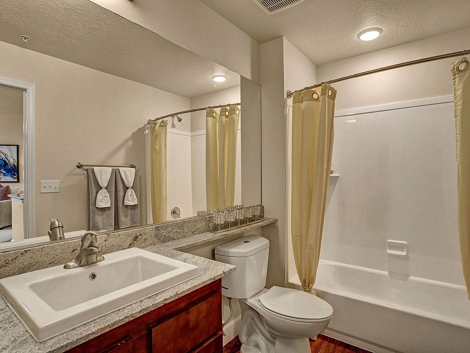 Hills at Sandy Station Bathroom