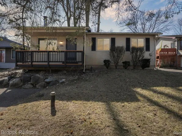305 Charlevoix St, Commerce Township, MI 48382