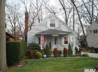 2587 Yorktown St, Oceanside, NY 11572