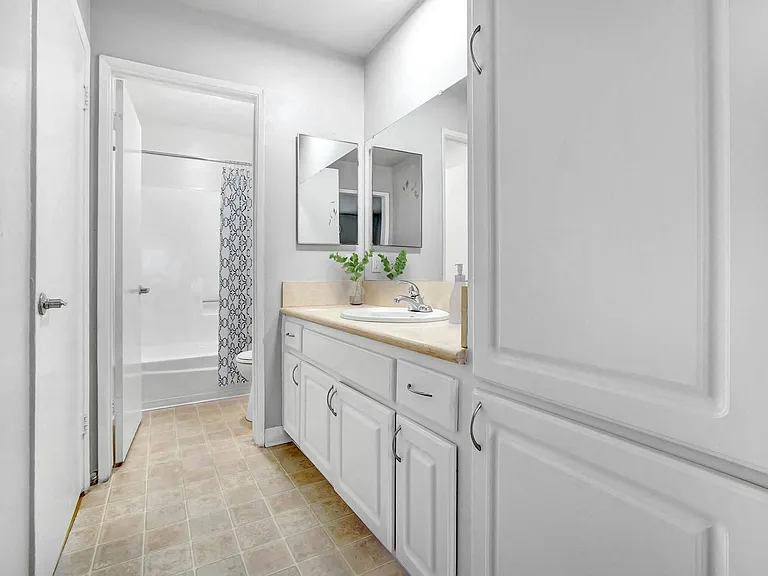 Sherman Plaza Apartments — Photo 10