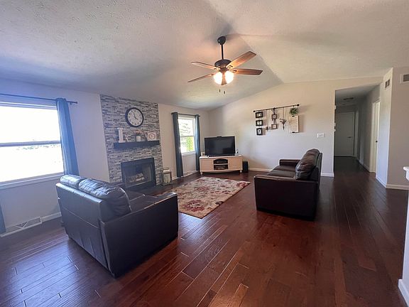 4th image of 9339 Densmore Dr