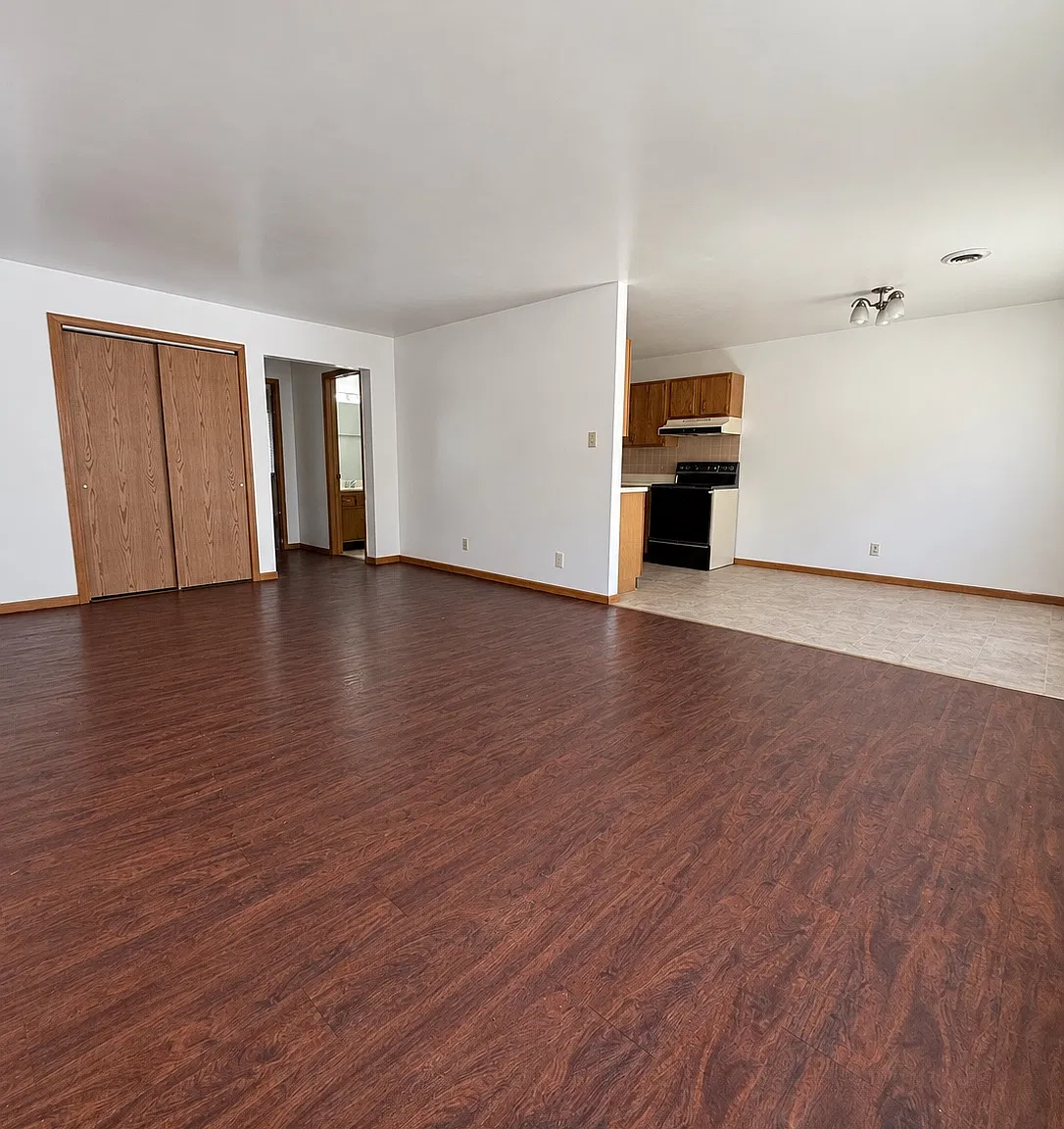 2 bed, 1000 sqft, $975 — Photo 2
