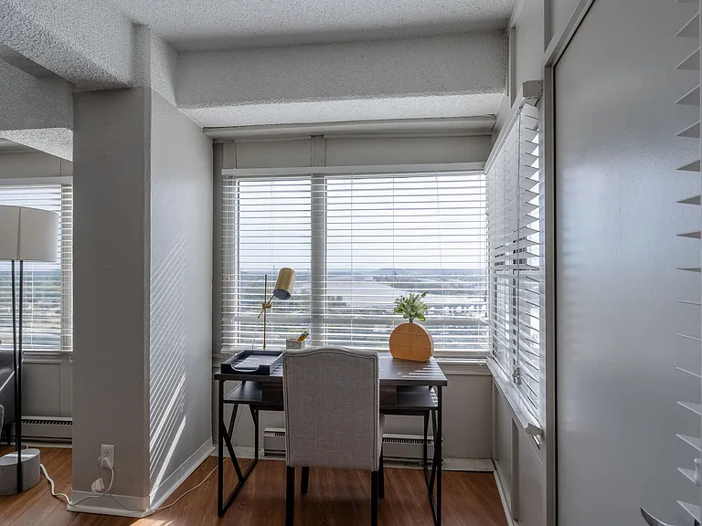 University Club Apartments — Photo 8