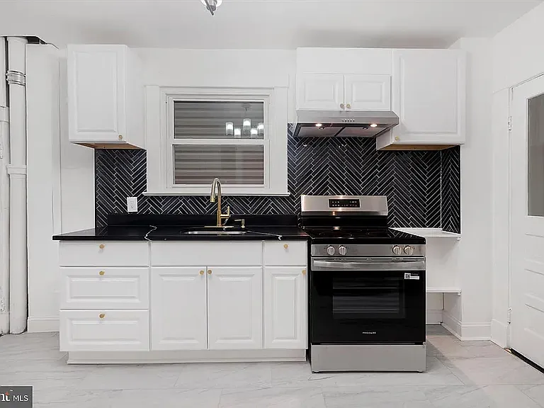 323 Fairview Ave — Photo 3