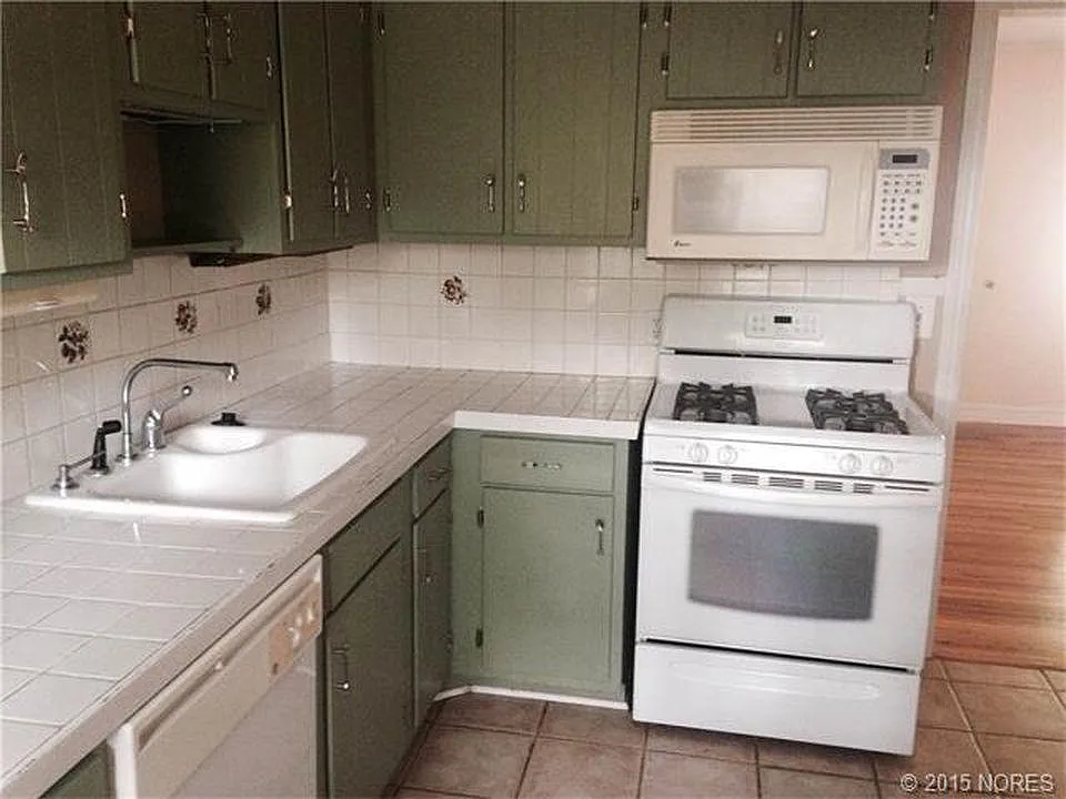 1374 E 42nd Pl — Photo 2