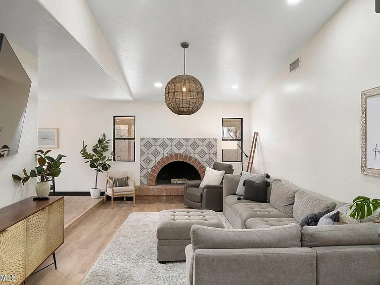 4035 W Loma Ln — Photo 2