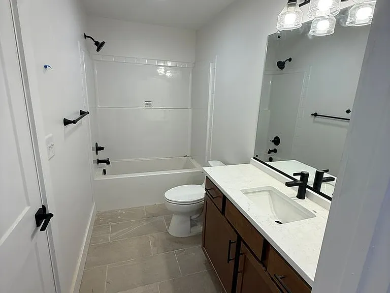 2033 W Broad St — Photo 22