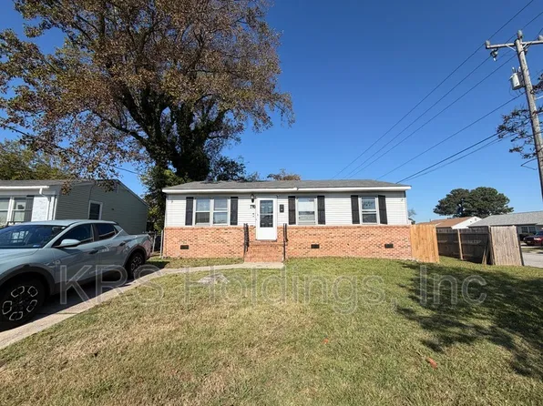 2 Skyland Dr, Hampton, VA 23663