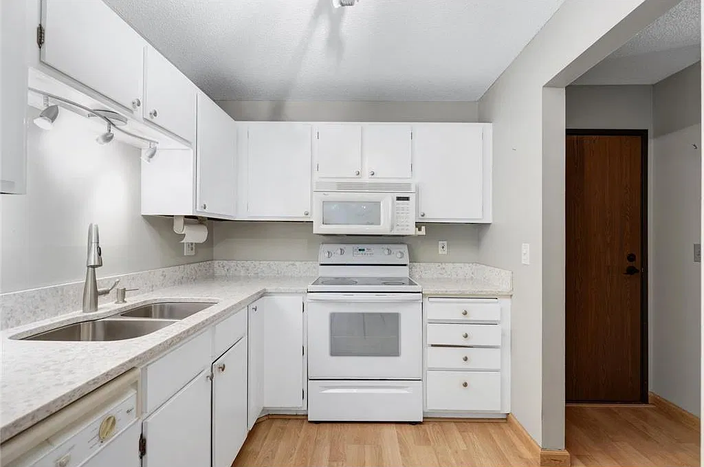 7401 W 101st St — Photo 3