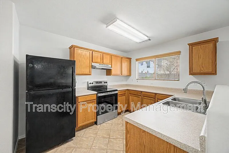 4 bed, 2.5 bath, 2429 sqft, $2,400 — Photo 3