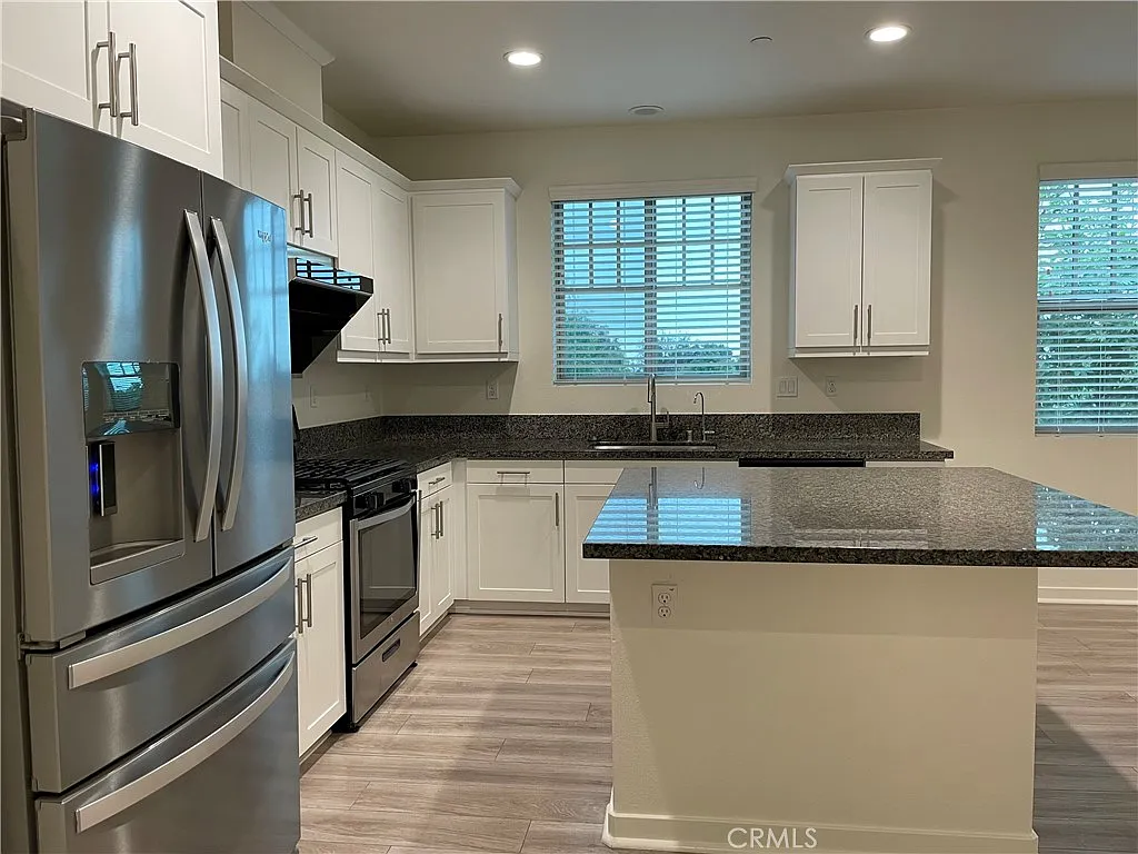 4 bed, 1960 sqft, $3,950 — Photo 4