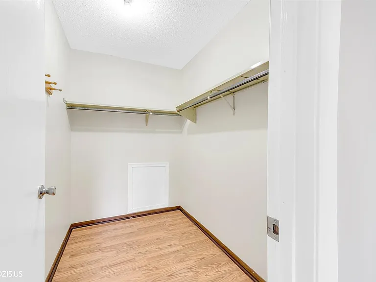 1405 Merrimac Ln N — Photo 32