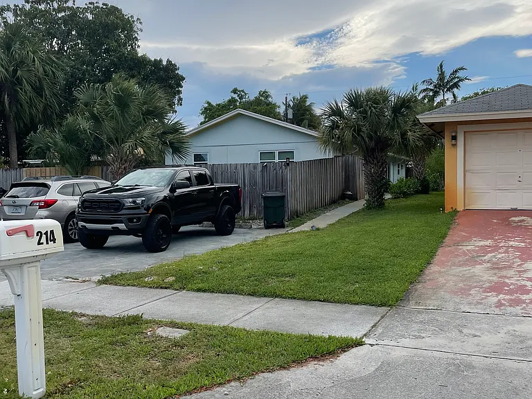 214 SE 1st Ave — Photo 3