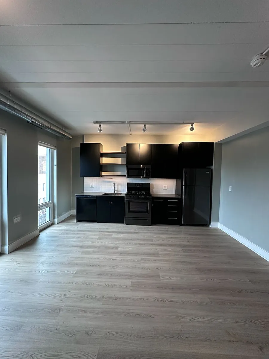 Building Photo - 933 W Belmont Ave #505