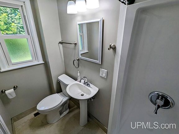 3rd image of 410 Opal St