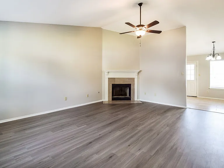 2545 Waverly Dr — Photo 4