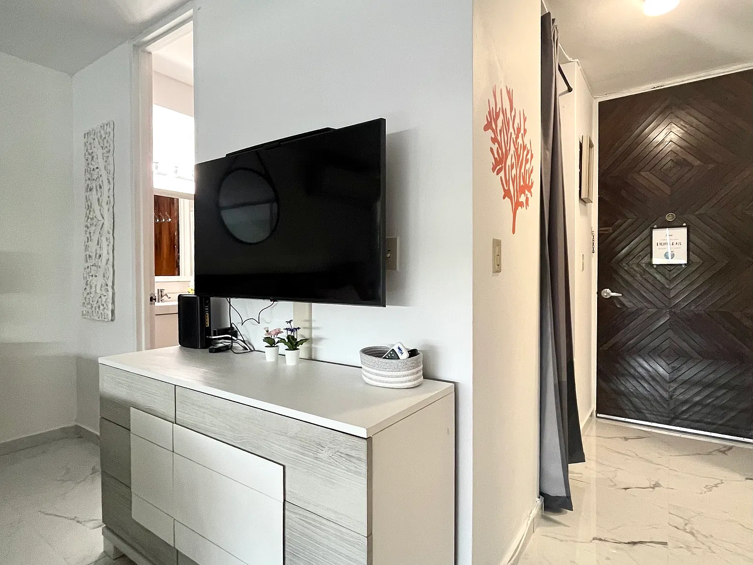 Studio, 300 sqft, $1,800 — Photo 4