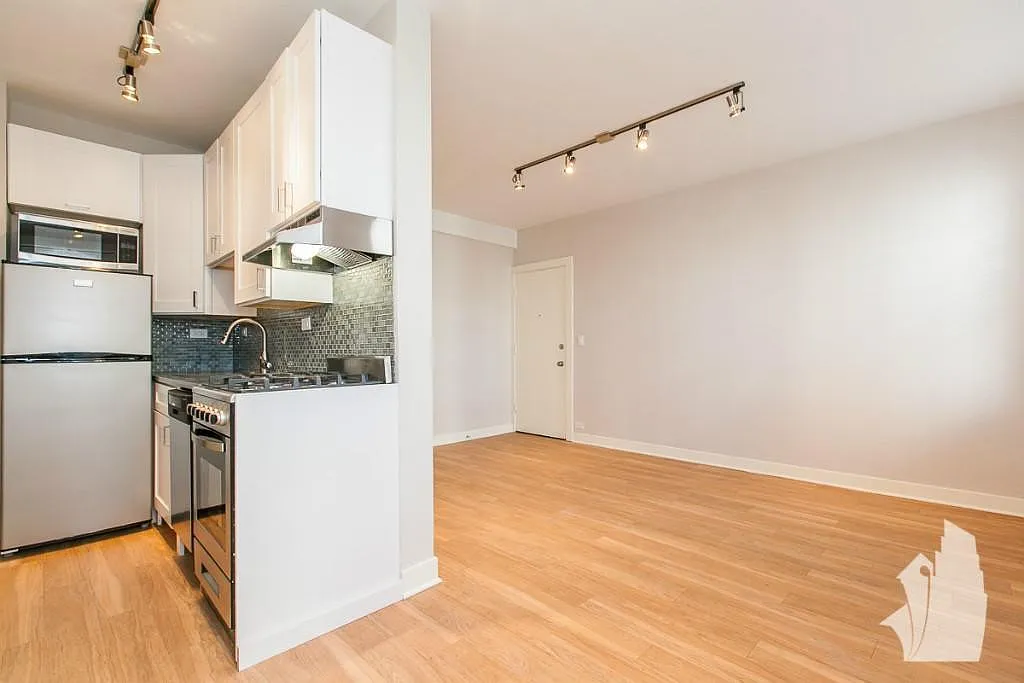 511 W Belmont Ave — Photo 4