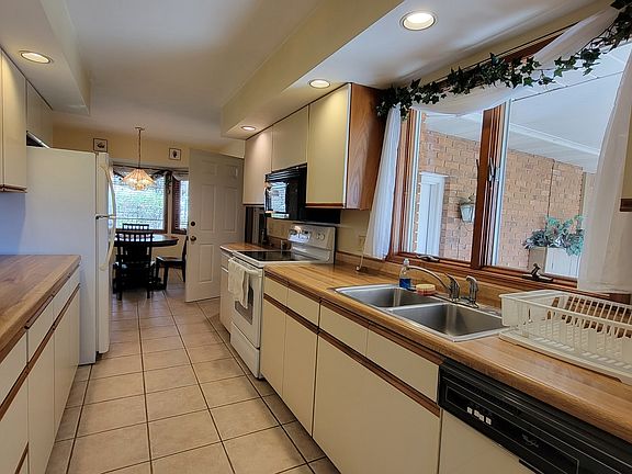 4th image of 1041 Carousel Ln