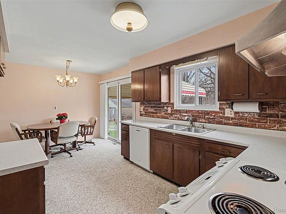 4th image of 2221 E Bristol Rd