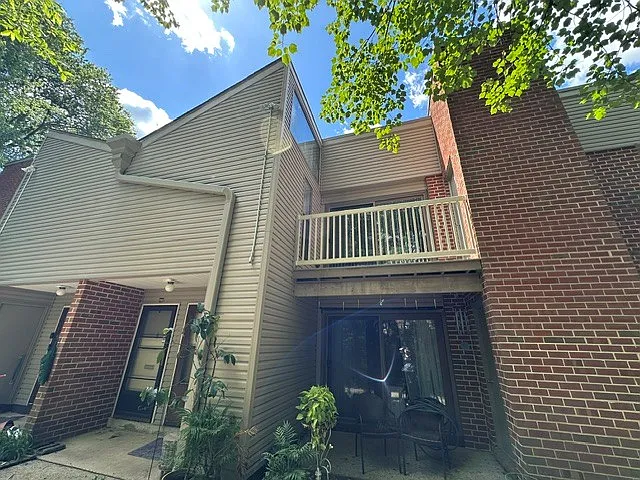 703 Camelback Ct — Photo 2