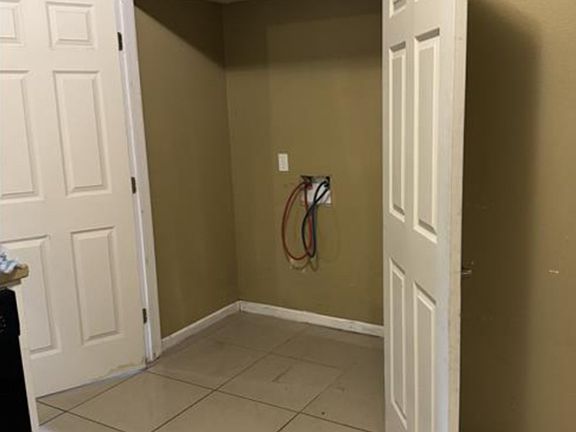 Kitchen( washer/dryer hook up)