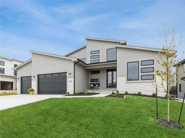 17697 Townsend Dr, Clive, IA 50325
