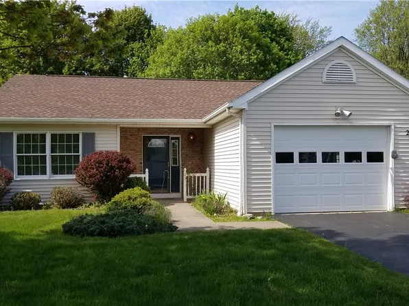 27 Freedom Pond Ln, North Chili, NY 14514